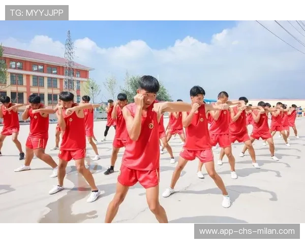 训练场上的汗水化为胜利的微笑，在训练场上